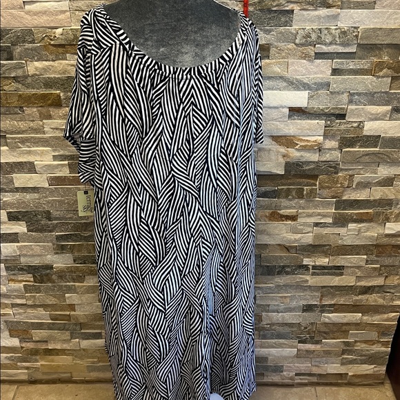 Terra & Sky Zebra Print Top in Black and White - Picture 4 of 9